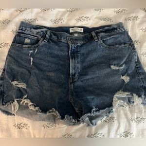 Abercrombie & Fitch the 4” Mom short High Rise